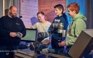 Automatisering og robotisering har fullt fokus hos vikarlærer Ronnie Andersen, her sammen med Espen Andersen, Lars Grytbakk og Ola Gåsvann.