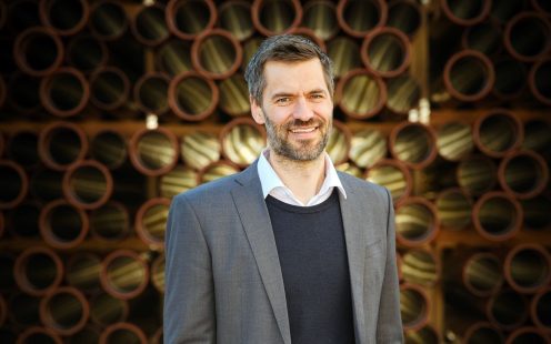 Sigmund Aandstad foran avløpsrør - klippet