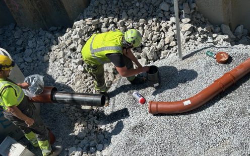 Installation of a PE to PVC transition on a wastewater project in Skien, Norway. The image shows the transition being installed between PE and PVC pipes at the construction site.