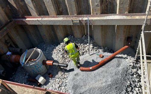 Installation of a PE to PVC transition on a wastewater project in Skien, Norway. The image shows the transition being installed between PE and PVC pipes at the construction site.
