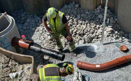 Installation of a PE to PVC transition on a wastewater project in Skien, Norway. The image shows the transition being installed between PE and PVC pipes at the construction site.