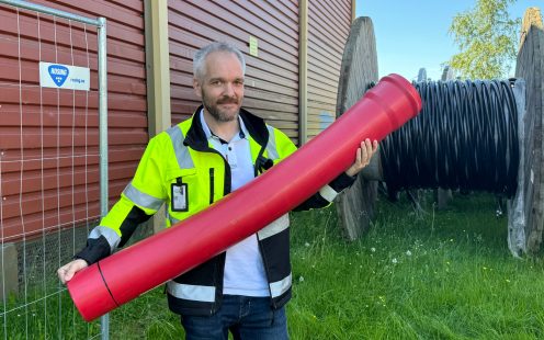 Kåre Yttervik med et kabelrørbend.