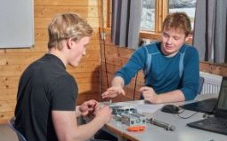 2 av elevene ved 3AU, Daniel Lund Paulsen og Olve Moen demonstrer med 3D-modeller i klasserommet hos Surnadal Videregående skole.