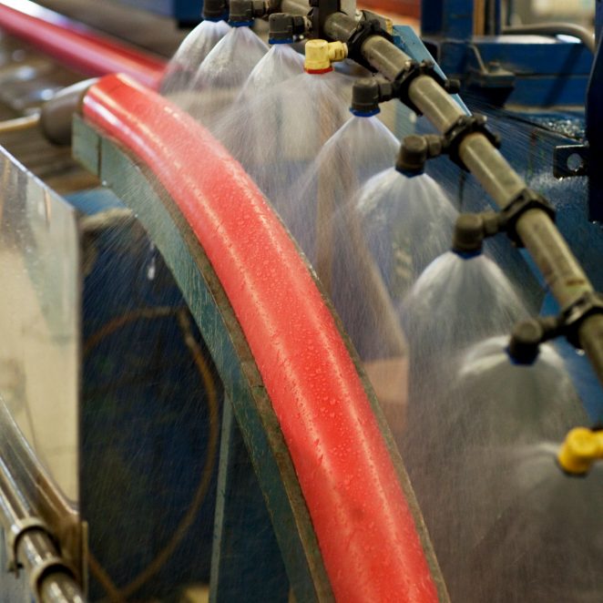 Avkjøling av rød kabelbend i fabrikk