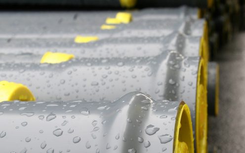 PVC trykkrør gul hette vanndråper