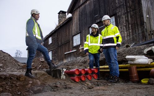 F.v. Lars Hofstad, nettsjef i Røros E-verk Nett AS viser de fossilfrie kabelrørene fra Pipelife. Sondre Solli Hansen,  distriktssjef Elektroskandia og Kåre Yttervik, KAM kabelvern Pipelife.