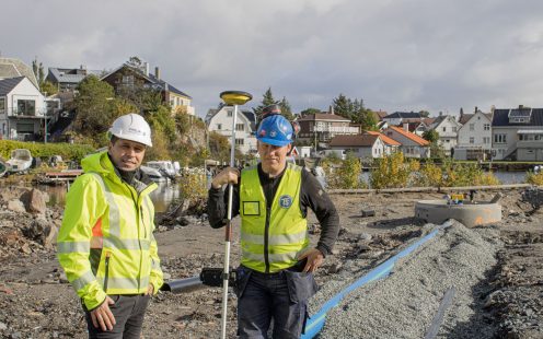 Fra venstre: Terje Nordbustad, distriktssjef VMT Vestlandet i Pipelife Norge og Peder Espedal, formann i Stangeland Maskin.