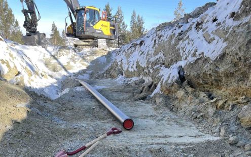 PE trykkrør på plass i grøfta.