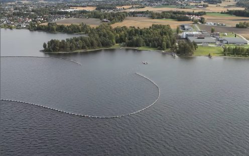 Vannledningen foldes ut i Mjøsa, her ved Nordsveodden.