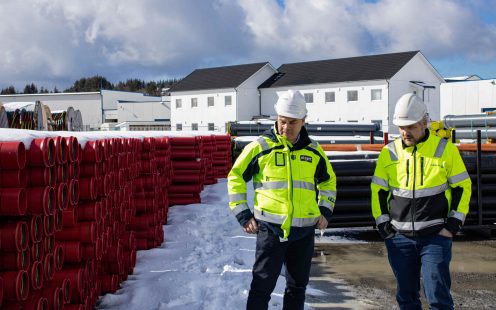 Fra venstre: Prosjektleder Svein Ivar Morsund i Elinett AS og Prosjektingeniør kabelvern i Pipelife Norge Kåre Yttervik.