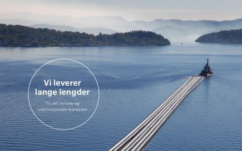 En båt som trekker lange rør etter seg