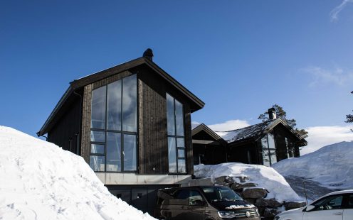 Store vindusflater og et moderne uttrykk preger Norefjell hytteprosjekt.