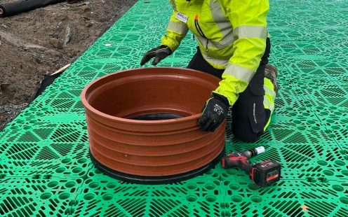 Distriktssjef Terje Nordbustad bistod med montering.