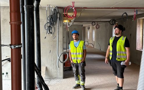 Rørleggerne Elias Alam og Mads Pauck ved Oslo VVS Service, under utførelsen av Brugata-prosjektet.
